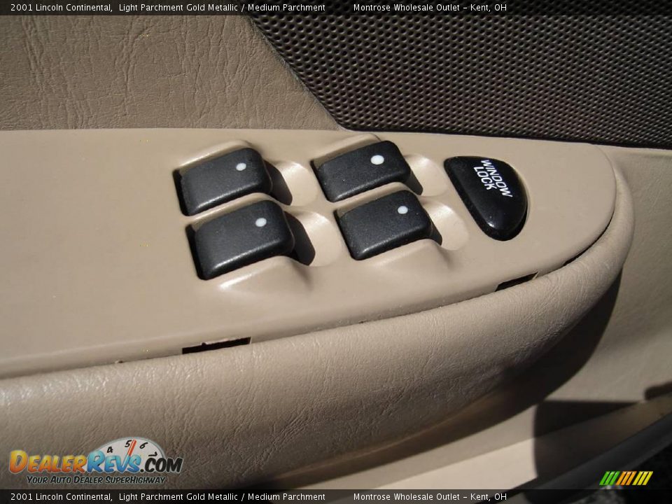 2001 Lincoln Continental Light Parchment Gold Metallic / Medium Parchment Photo #25