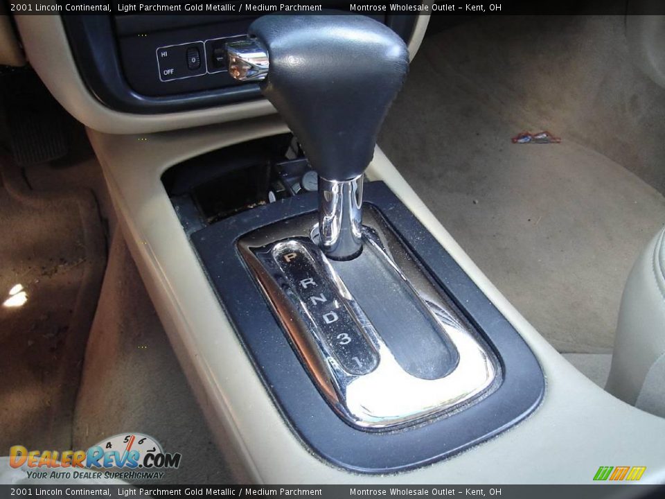 2001 Lincoln Continental Light Parchment Gold Metallic / Medium Parchment Photo #32
