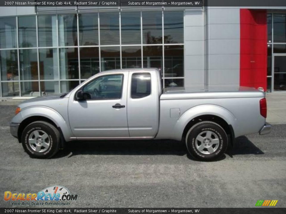 2007 Nissan Frontier SE King Cab 4x4 Radiant Silver / Graphite Photo #2