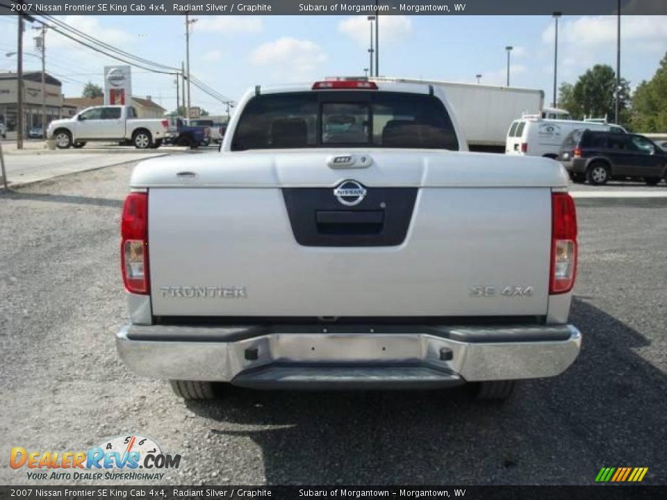 2007 Nissan Frontier SE King Cab 4x4 Radiant Silver / Graphite Photo #4