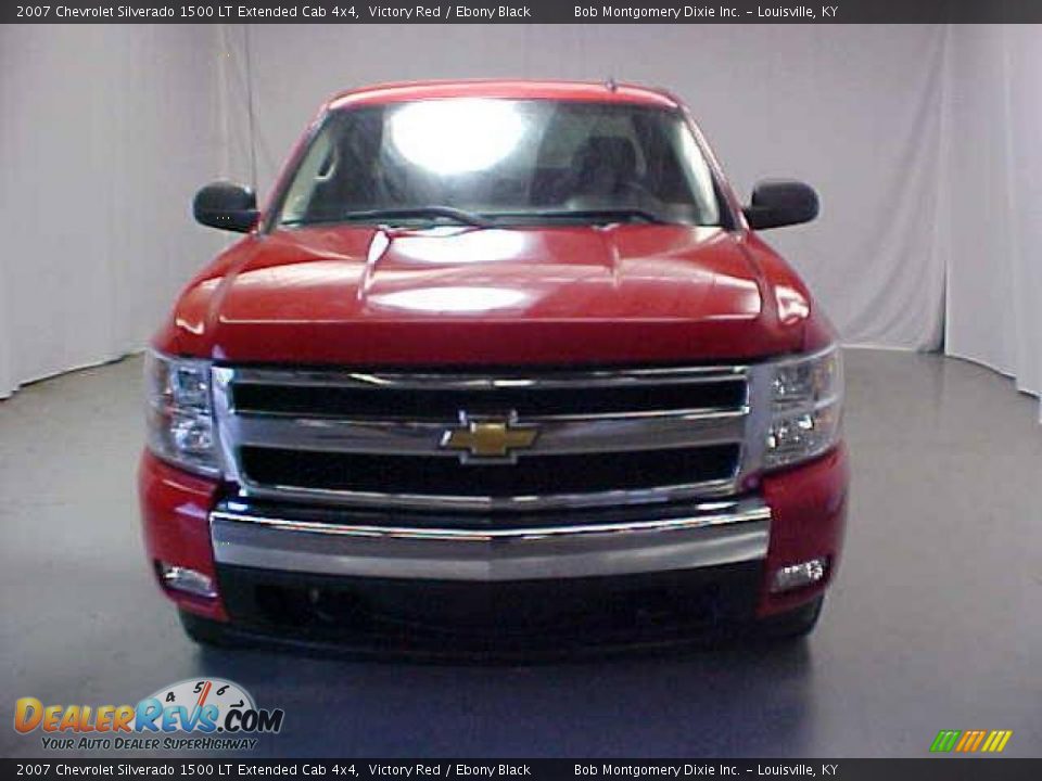 2007 Chevrolet Silverado 1500 LT Extended Cab 4x4 Victory Red / Ebony Black Photo #2
