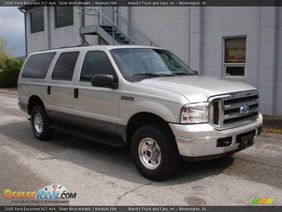 Front 3/4 View of 2005 Ford Excursion XLT 4x4 Photo #1