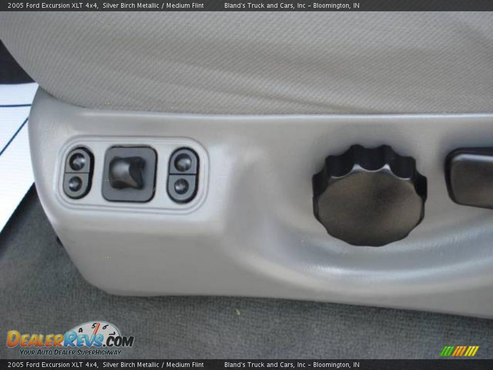 2005 Ford Excursion XLT 4x4 Silver Birch Metallic / Medium Flint Photo #17