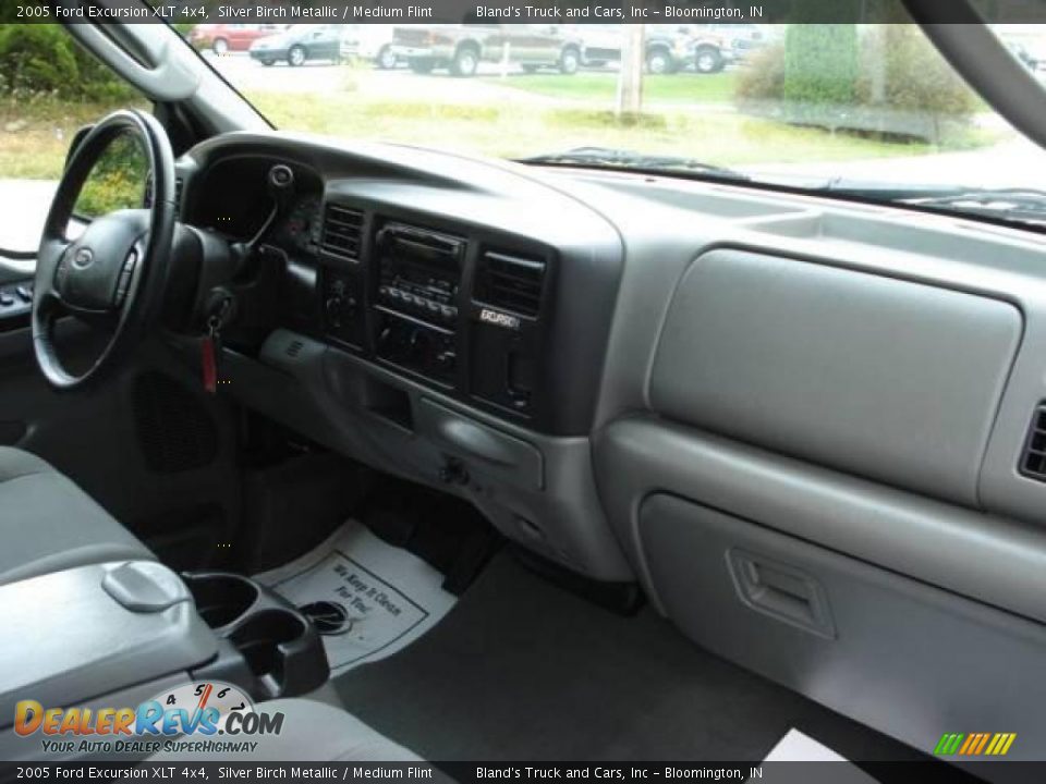 2005 Ford Excursion XLT 4x4 Silver Birch Metallic / Medium Flint Photo #35