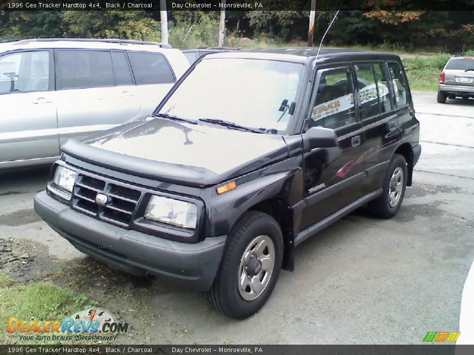 Front 3/4 View of 1996 Geo Tracker Hardtop 4x4 Photo #2