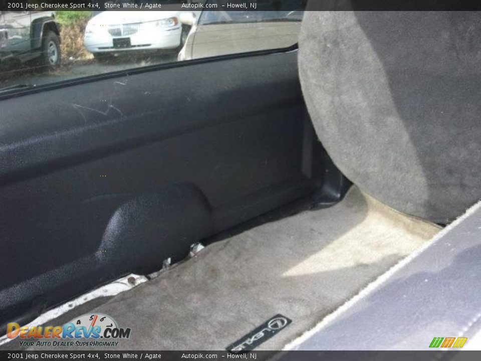 2001 Jeep Cherokee Sport 4x4 Stone White / Agate Photo #12