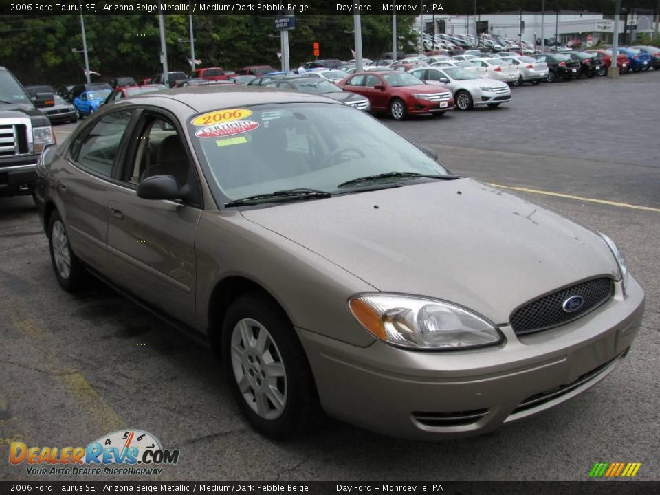 2006 Ford Taurus SE Arizona Beige Metallic / Medium/Dark Pebble Beige Photo #5