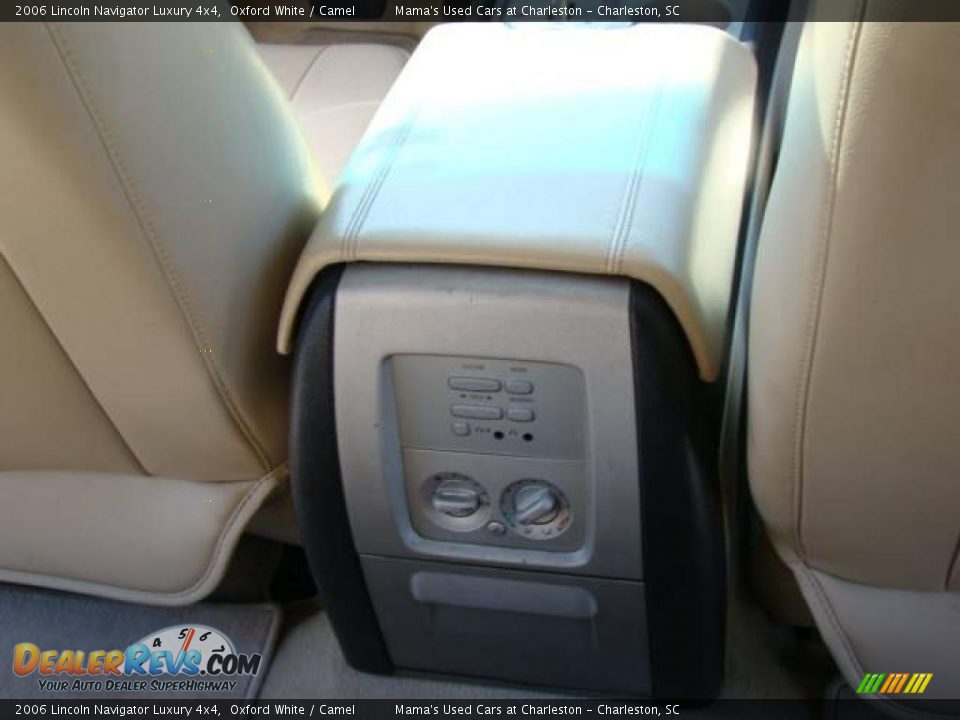 2006 Lincoln Navigator Luxury 4x4 Oxford White / Camel Photo #17