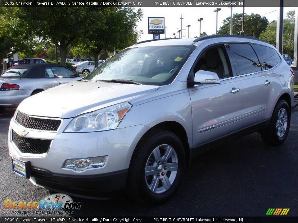 2009 Chevrolet Traverse LT AWD Silver Ice Metallic / Dark Gray/Light Gray Photo #1
