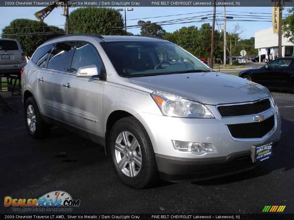 2009 Chevrolet Traverse LT AWD Silver Ice Metallic / Dark Gray/Light Gray Photo #2