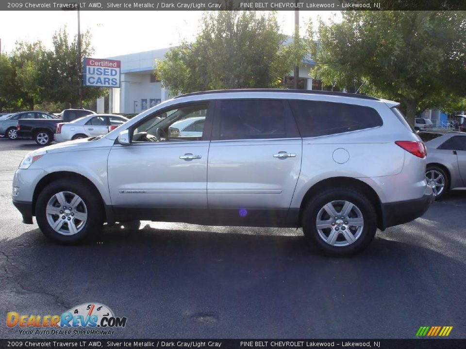 2009 Chevrolet Traverse LT AWD Silver Ice Metallic / Dark Gray/Light Gray Photo #3