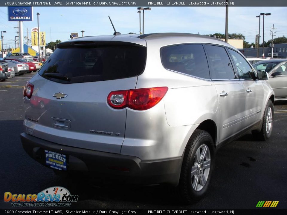2009 Chevrolet Traverse LT AWD Silver Ice Metallic / Dark Gray/Light Gray Photo #4