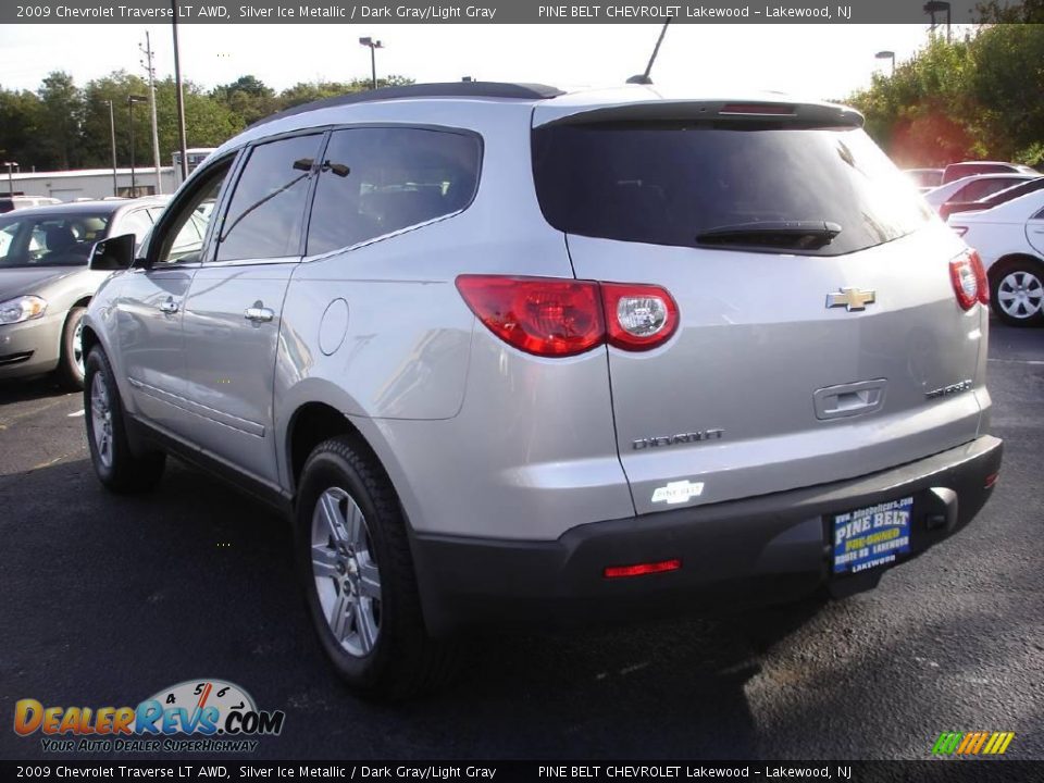 2009 Chevrolet Traverse LT AWD Silver Ice Metallic / Dark Gray/Light Gray Photo #5