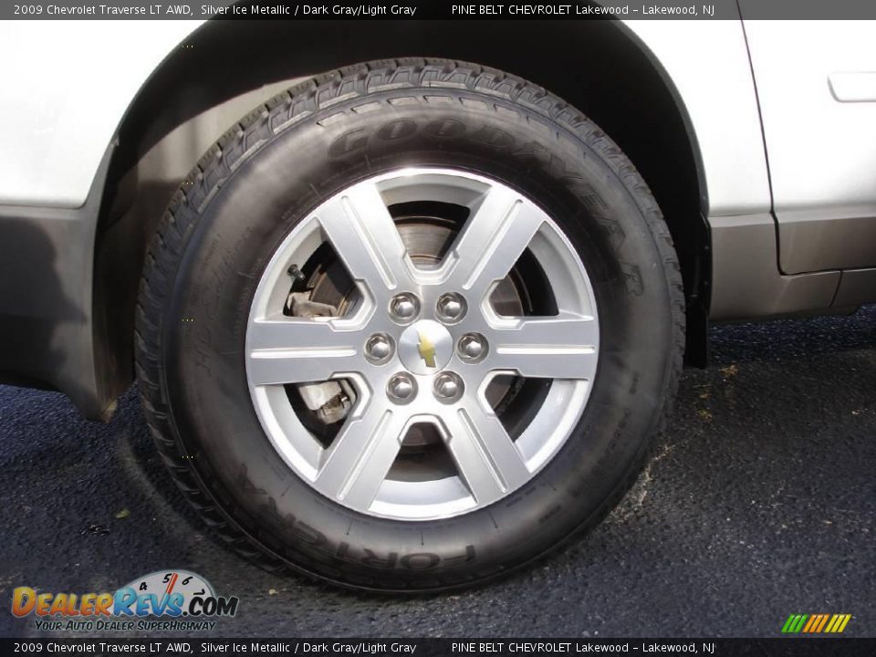 2009 Chevrolet Traverse LT AWD Silver Ice Metallic / Dark Gray/Light Gray Photo #6
