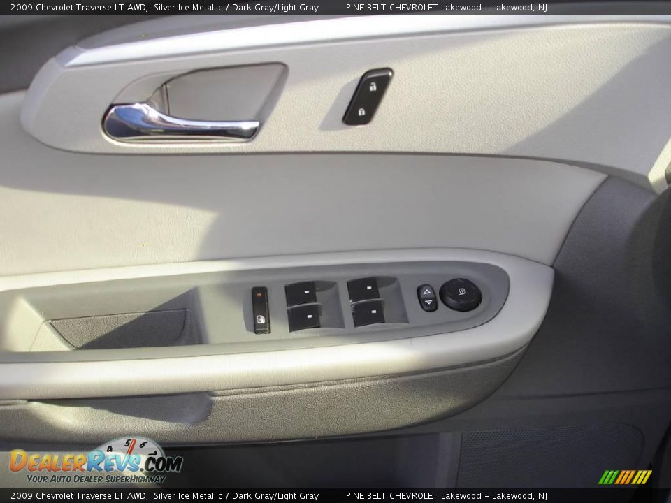 2009 Chevrolet Traverse LT AWD Silver Ice Metallic / Dark Gray/Light Gray Photo #7