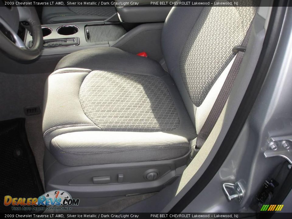 2009 Chevrolet Traverse LT AWD Silver Ice Metallic / Dark Gray/Light Gray Photo #8
