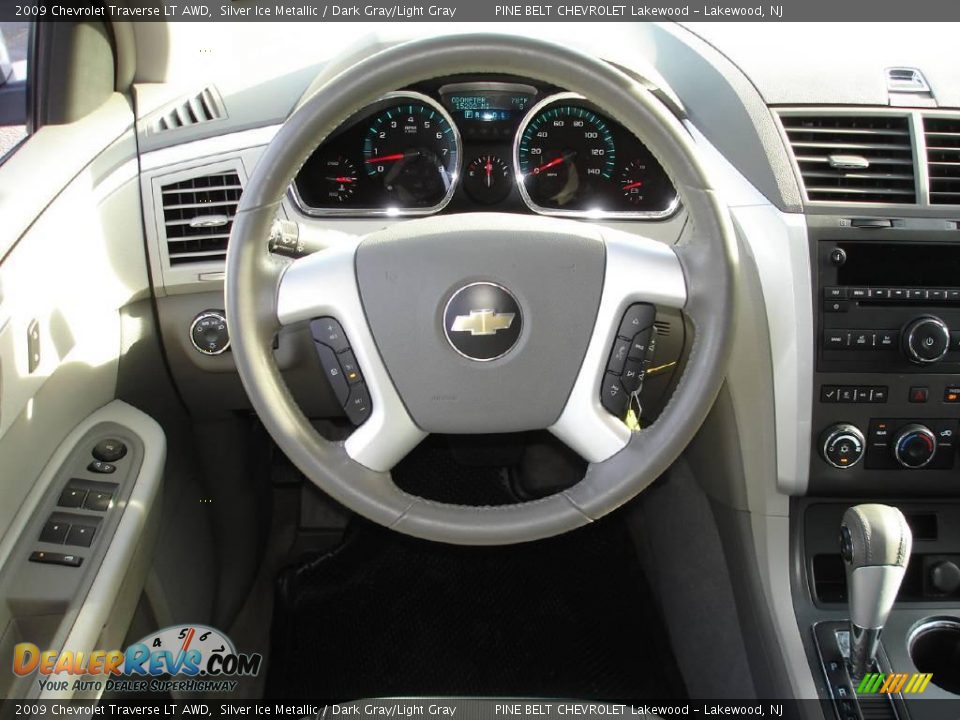 2009 Chevrolet Traverse LT AWD Silver Ice Metallic / Dark Gray/Light Gray Photo #10