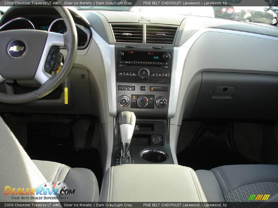 2009 Chevrolet Traverse LT AWD Silver Ice Metallic / Dark Gray/Light Gray Photo #11
