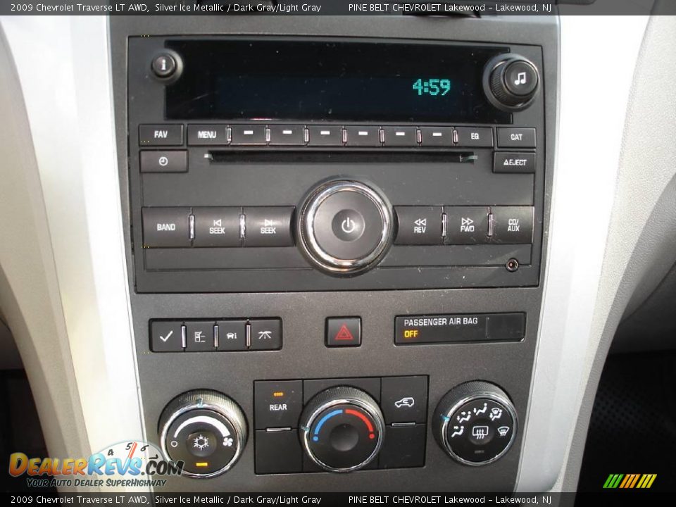 2009 Chevrolet Traverse LT AWD Silver Ice Metallic / Dark Gray/Light Gray Photo #12