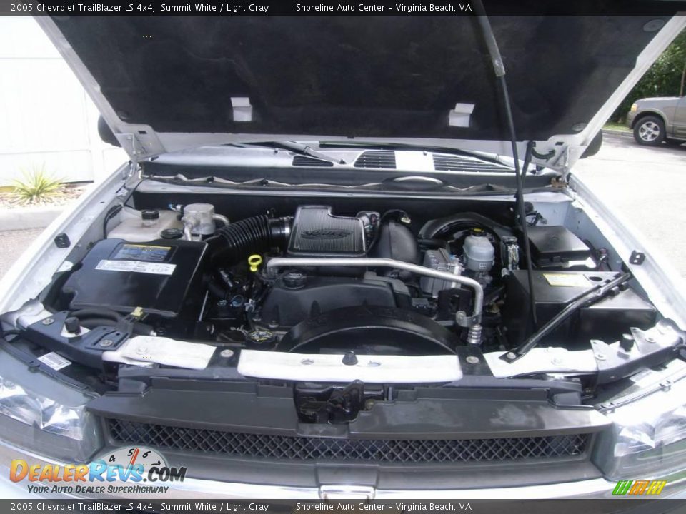 2005 Chevrolet TrailBlazer LS 4x4 Summit White / Light Gray Photo #9