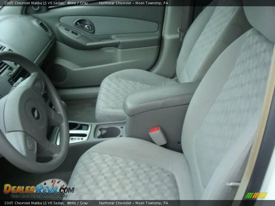 2005 Chevrolet Malibu LS V6 Sedan White / Gray Photo #8