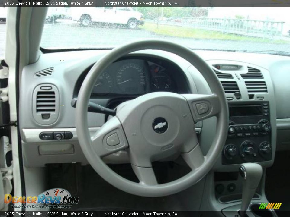 2005 Chevrolet Malibu LS V6 Sedan White / Gray Photo #10