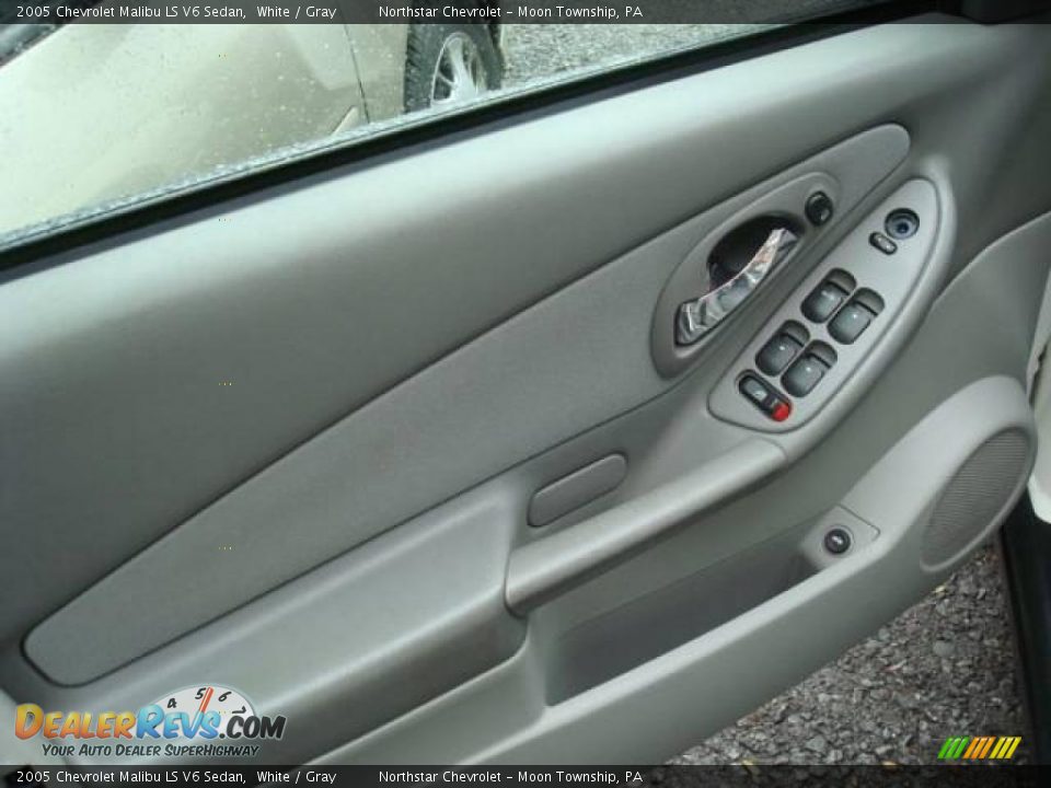 2005 Chevrolet Malibu LS V6 Sedan White / Gray Photo #11