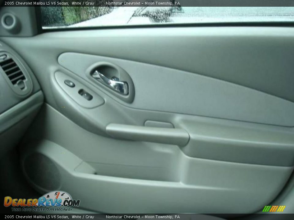 2005 Chevrolet Malibu LS V6 Sedan White / Gray Photo #12