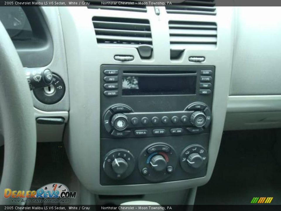 2005 Chevrolet Malibu LS V6 Sedan White / Gray Photo #13