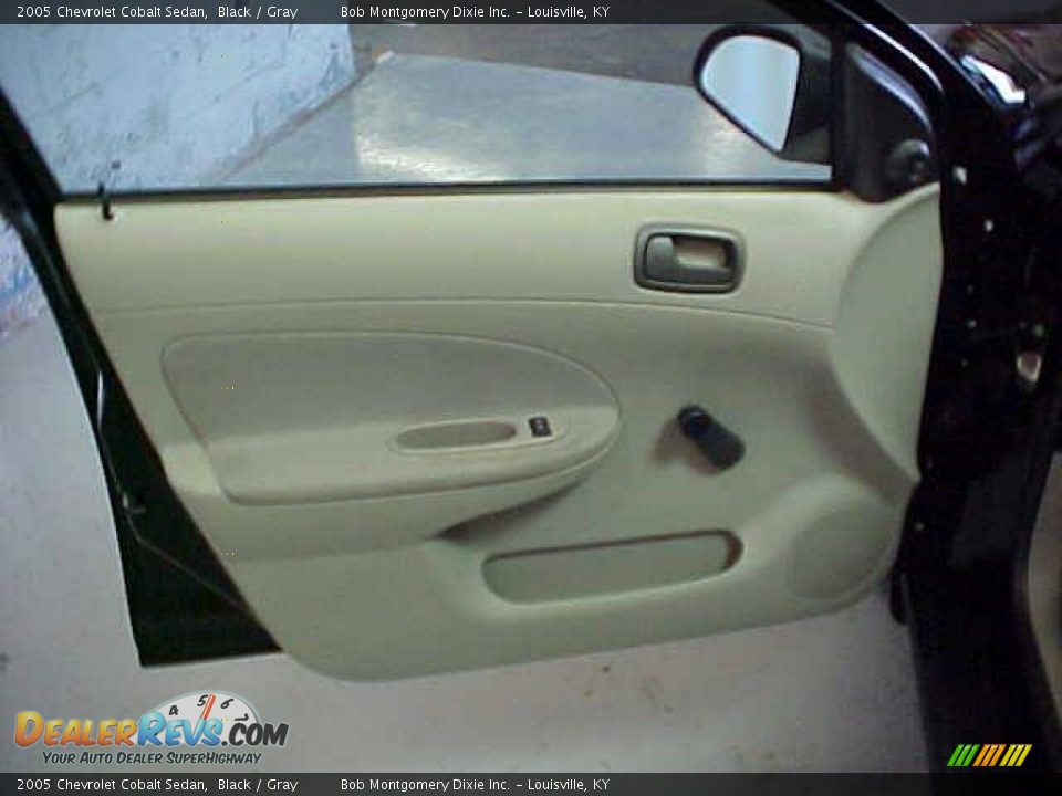 2005 Chevrolet Cobalt Sedan Black / Gray Photo #16