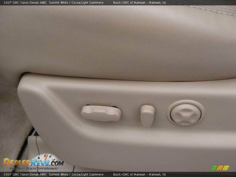 2007 GMC Yukon Denali AWD Summit White / Cocoa/Light Cashmere Photo #12