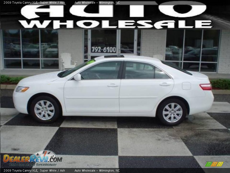 2009 Toyota Camry XLE Super White / Ash Photo #1