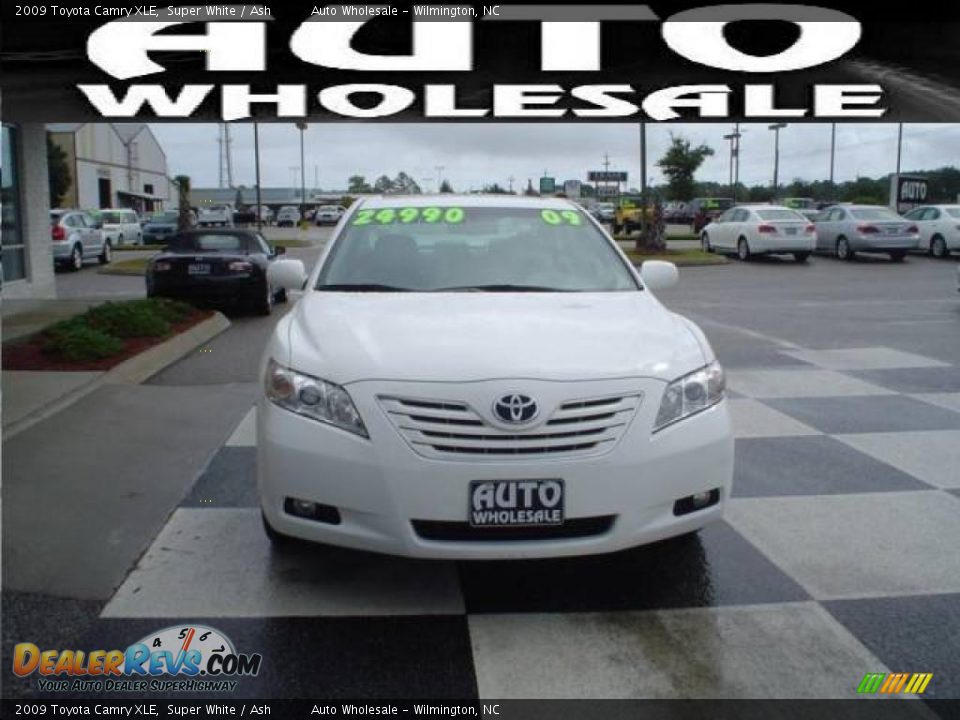 2009 Toyota Camry XLE Super White / Ash Photo #2