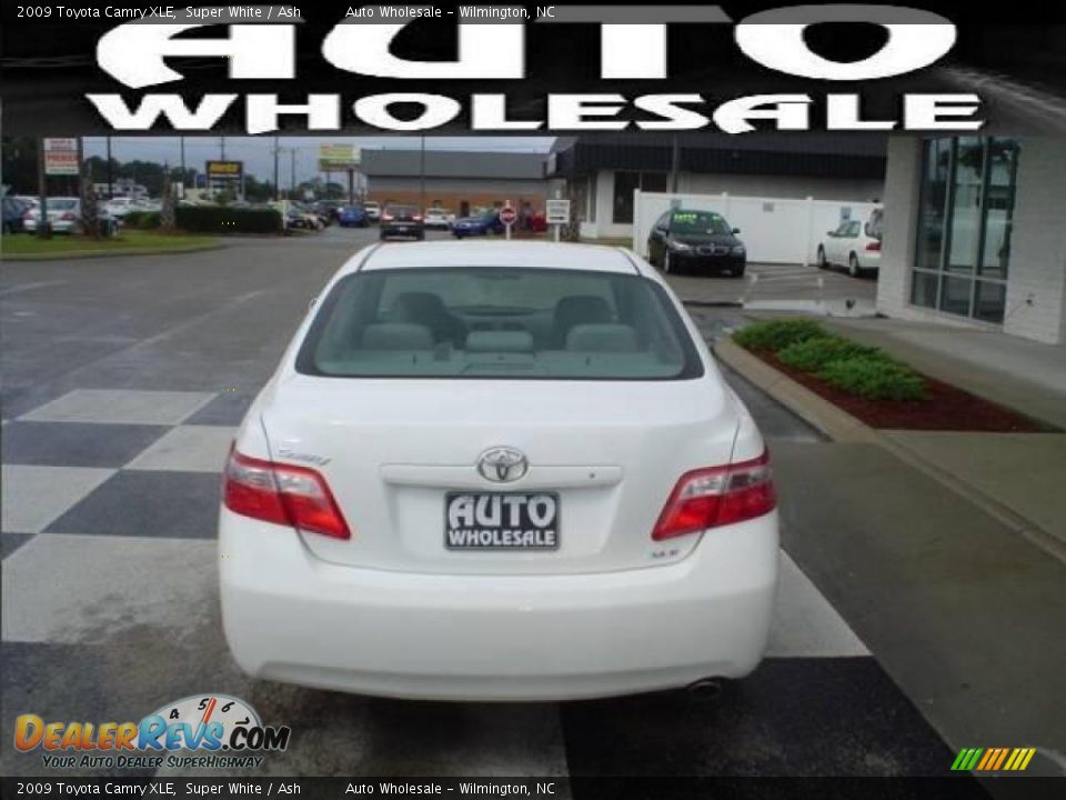 2009 Toyota Camry XLE Super White / Ash Photo #3