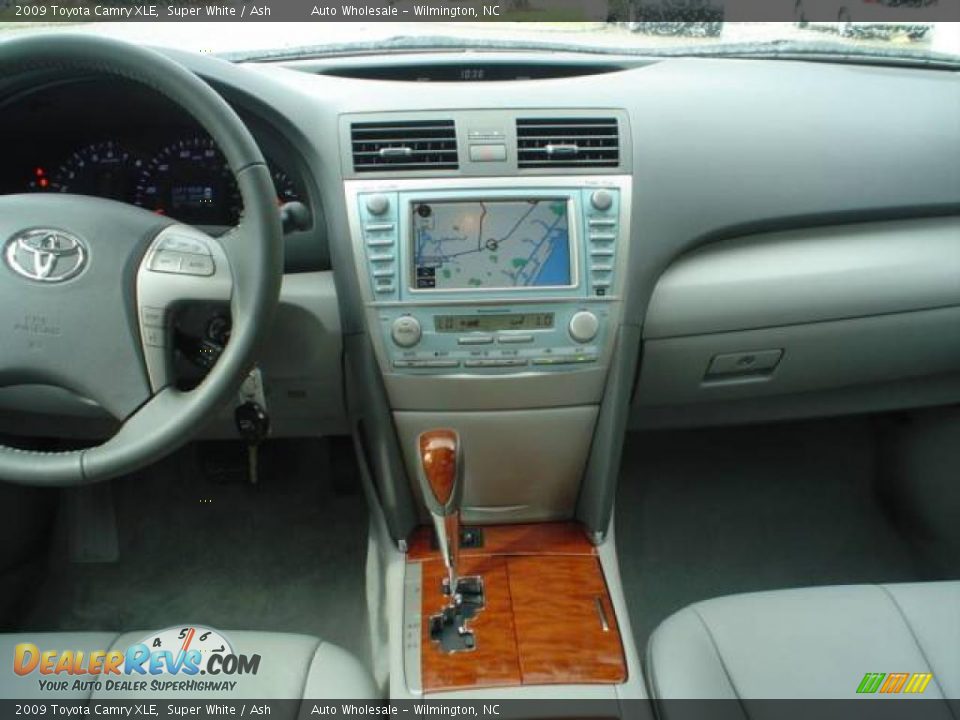 2009 Toyota Camry XLE Super White / Ash Photo #7