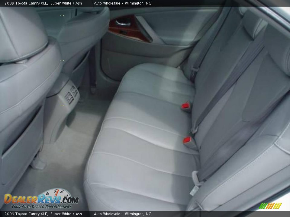 2009 Toyota Camry XLE Super White / Ash Photo #8