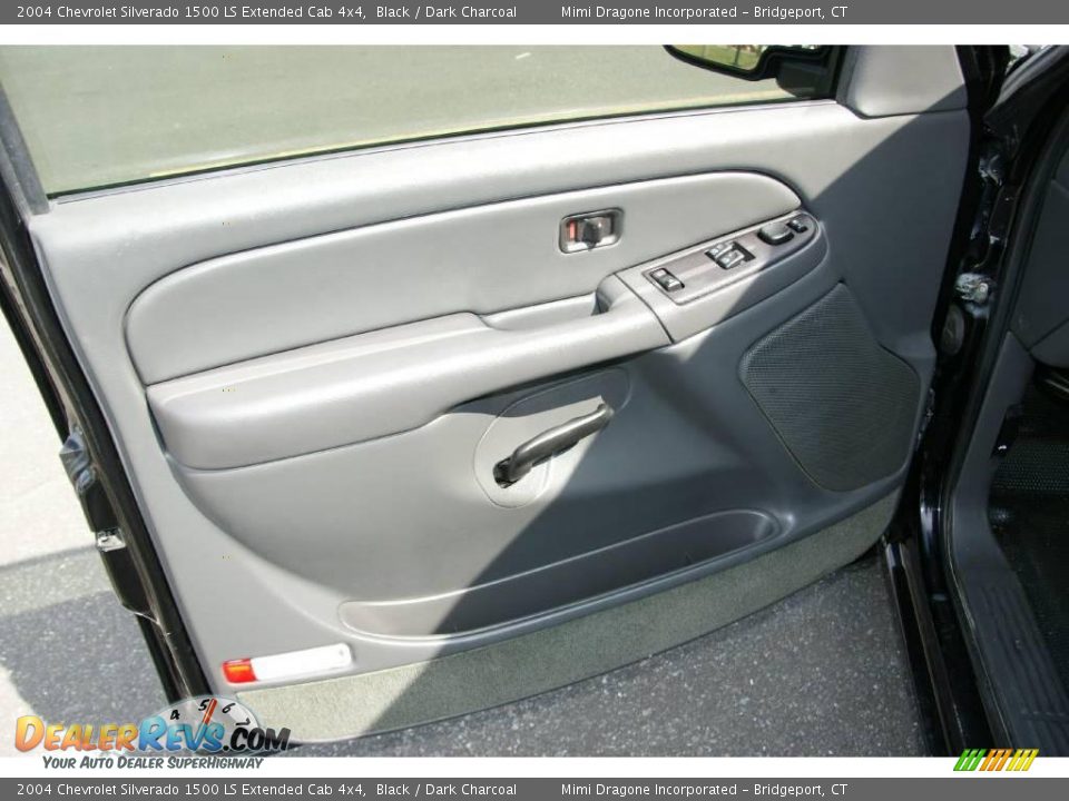 2004 Chevrolet Silverado 1500 LS Extended Cab 4x4 Black / Dark Charcoal Photo #11