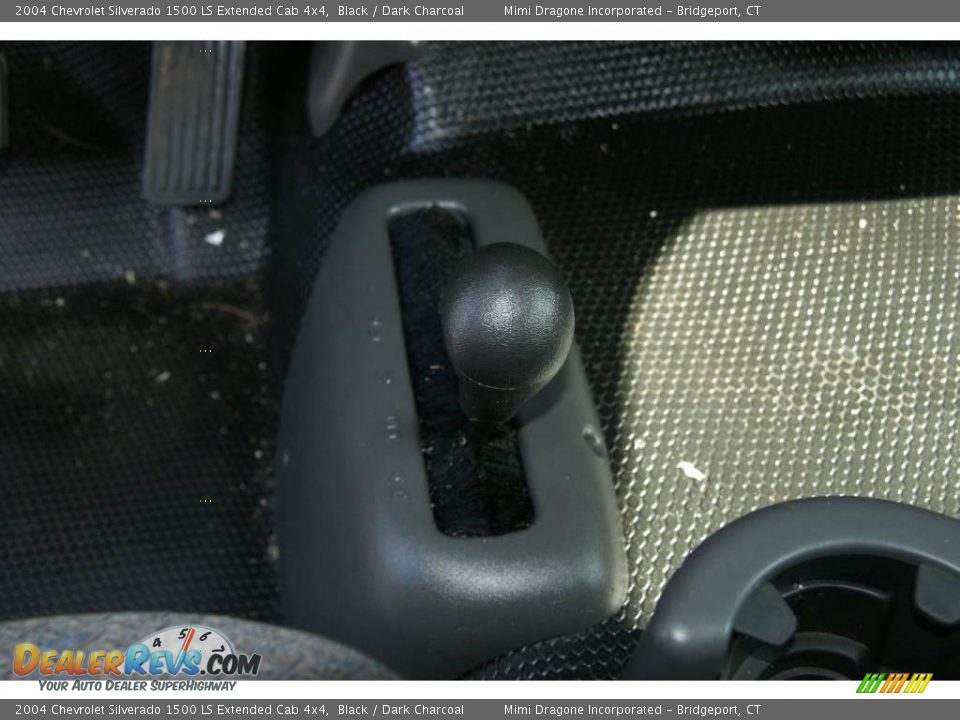 2004 Chevrolet Silverado 1500 LS Extended Cab 4x4 Black / Dark Charcoal Photo #13
