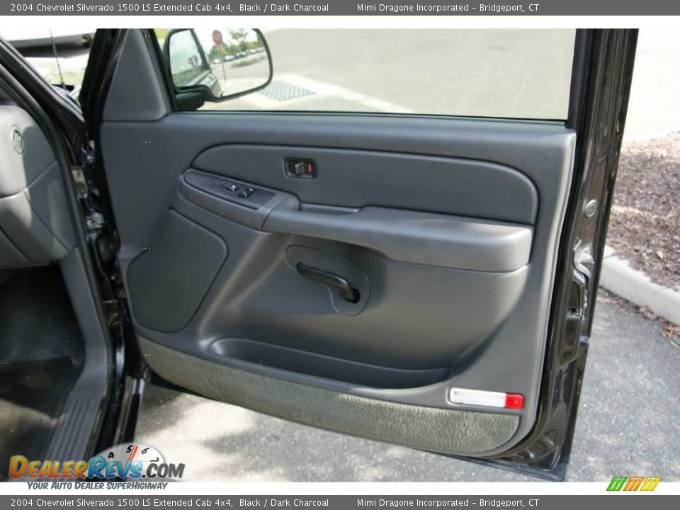 2004 Chevrolet Silverado 1500 LS Extended Cab 4x4 Black / Dark Charcoal Photo #17