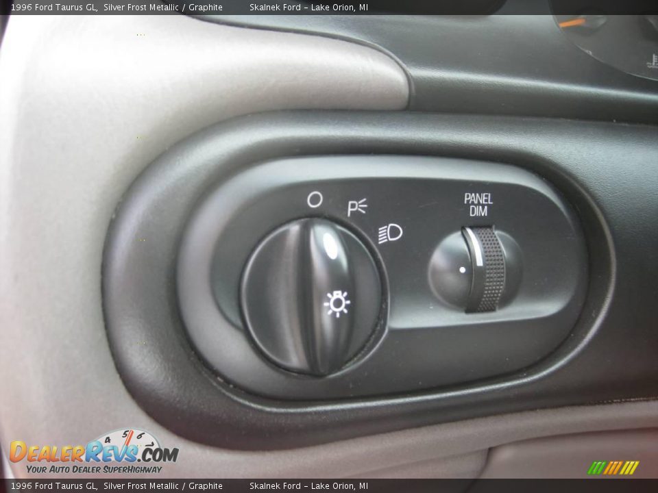 1996 Ford Taurus GL Silver Frost Metallic / Graphite Photo #25