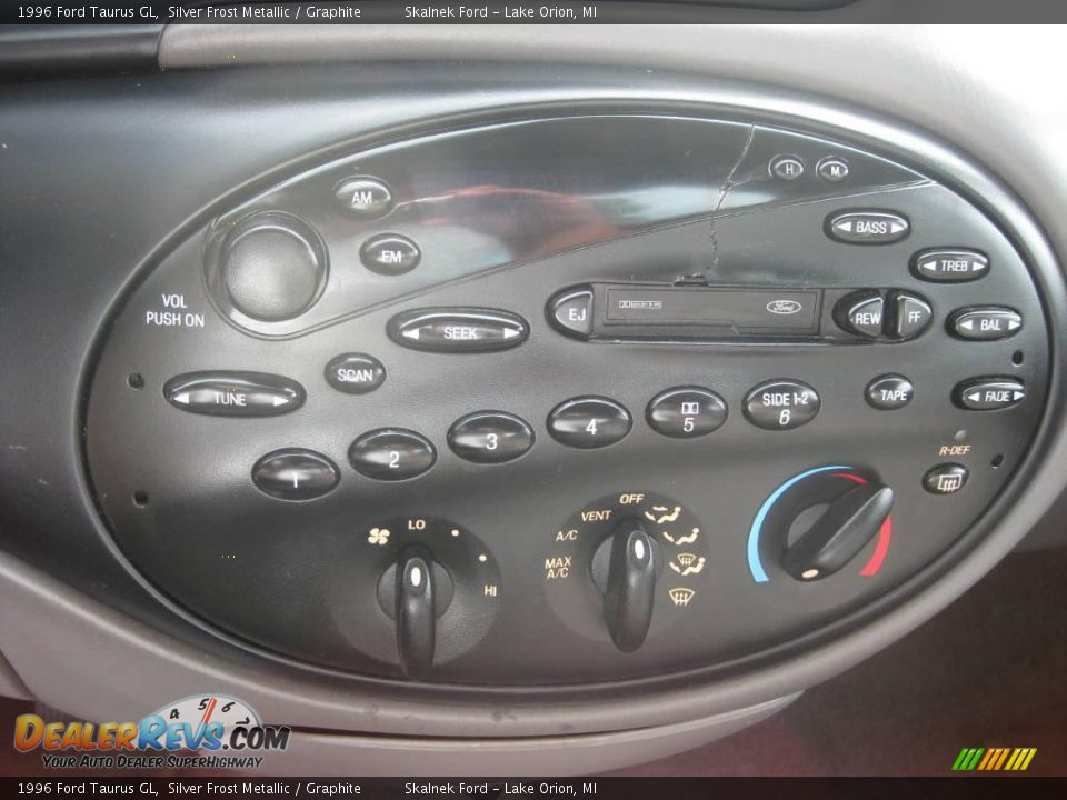 1996 Ford Taurus GL Silver Frost Metallic / Graphite Photo #28