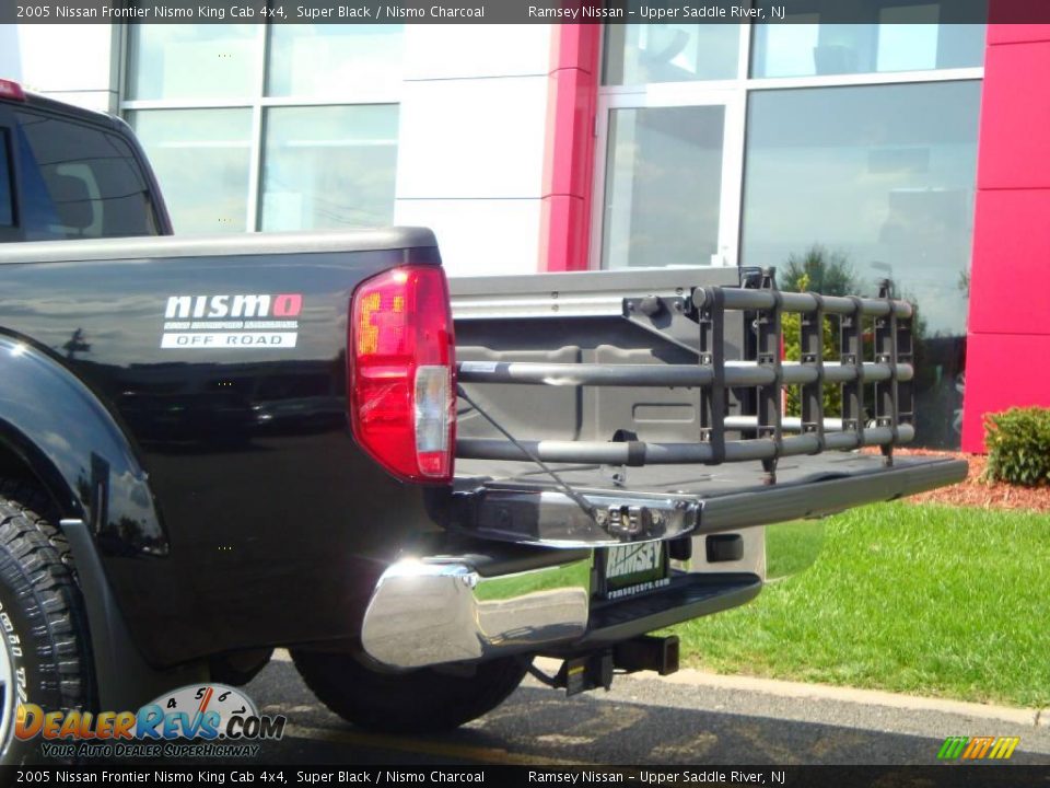 2005 Nissan Frontier Nismo King Cab 4x4 Super Black / Nismo Charcoal Photo #34