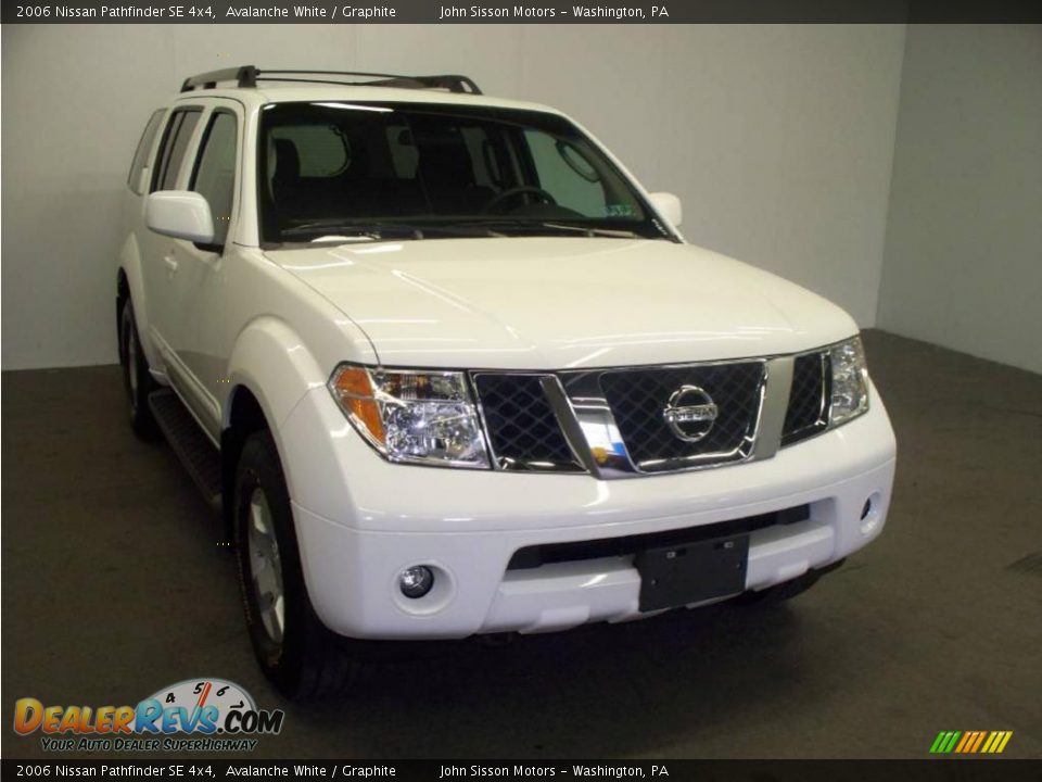 2006 Nissan Pathfinder SE 4x4 Avalanche White / Graphite Photo #1