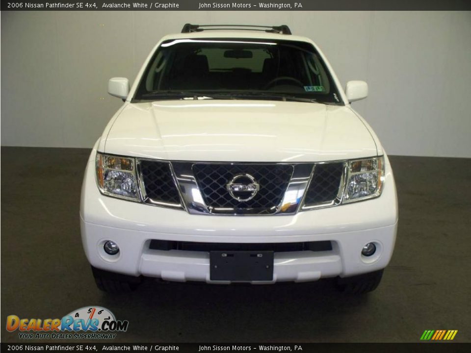 2006 Nissan Pathfinder SE 4x4 Avalanche White / Graphite Photo #2