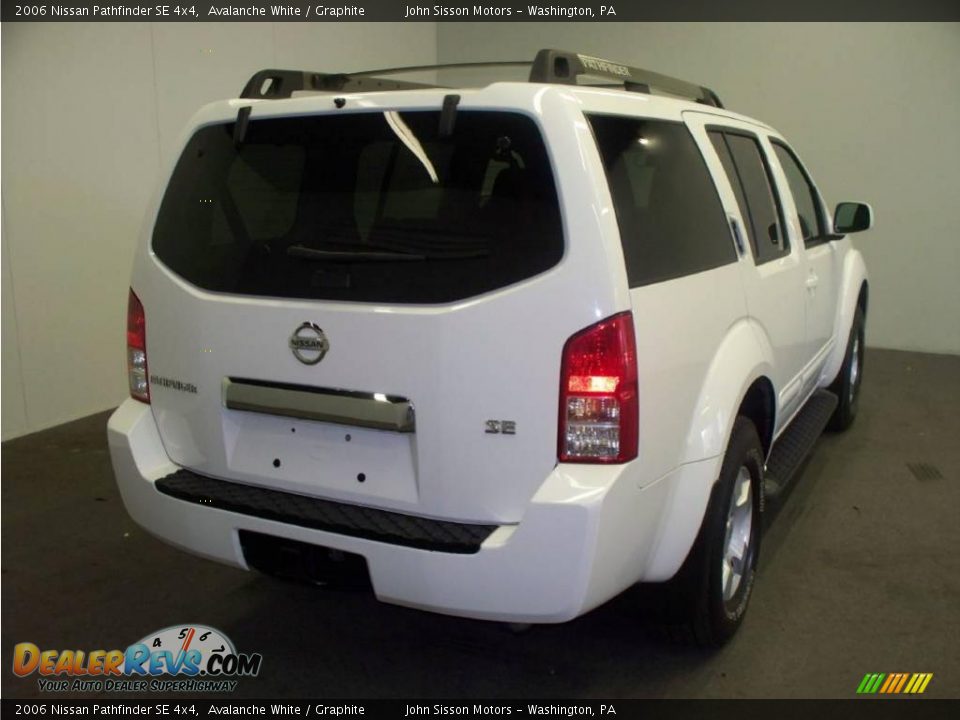 2006 Nissan Pathfinder SE 4x4 Avalanche White / Graphite Photo #4
