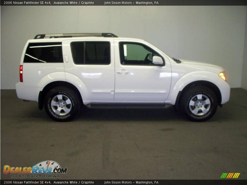 2006 Nissan Pathfinder SE 4x4 Avalanche White / Graphite Photo #5