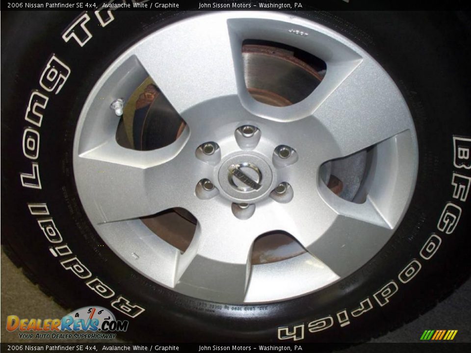 2006 Nissan Pathfinder SE 4x4 Avalanche White / Graphite Photo #10