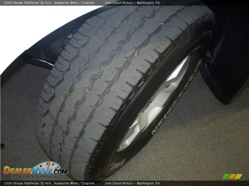 2006 Nissan Pathfinder SE 4x4 Avalanche White / Graphite Photo #11
