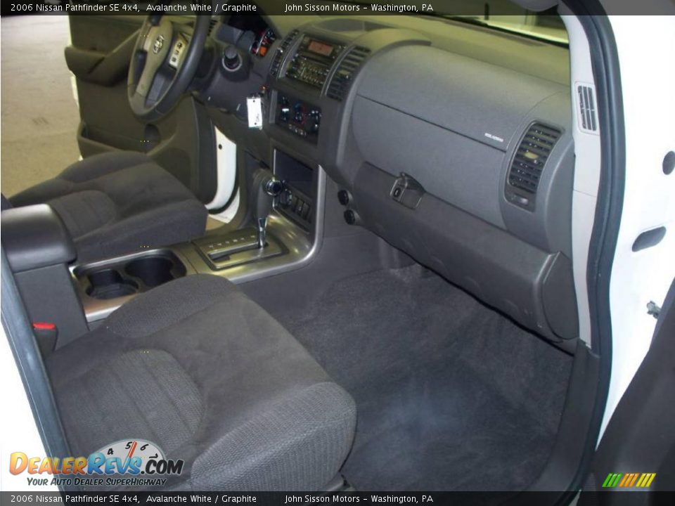 2006 Nissan Pathfinder SE 4x4 Avalanche White / Graphite Photo #16