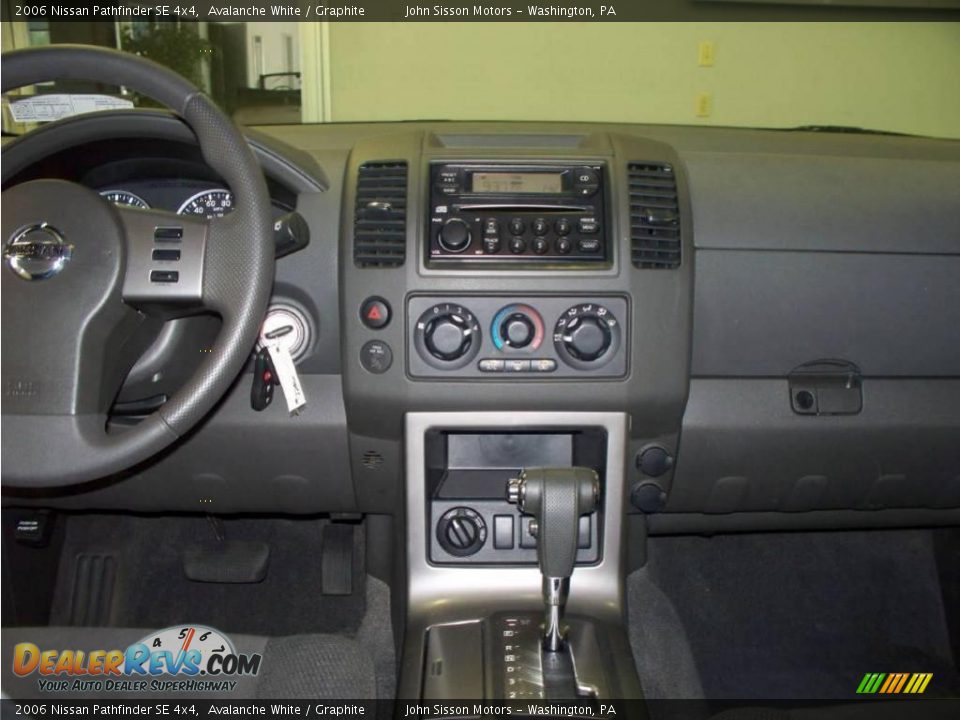 2006 Nissan Pathfinder SE 4x4 Avalanche White / Graphite Photo #17